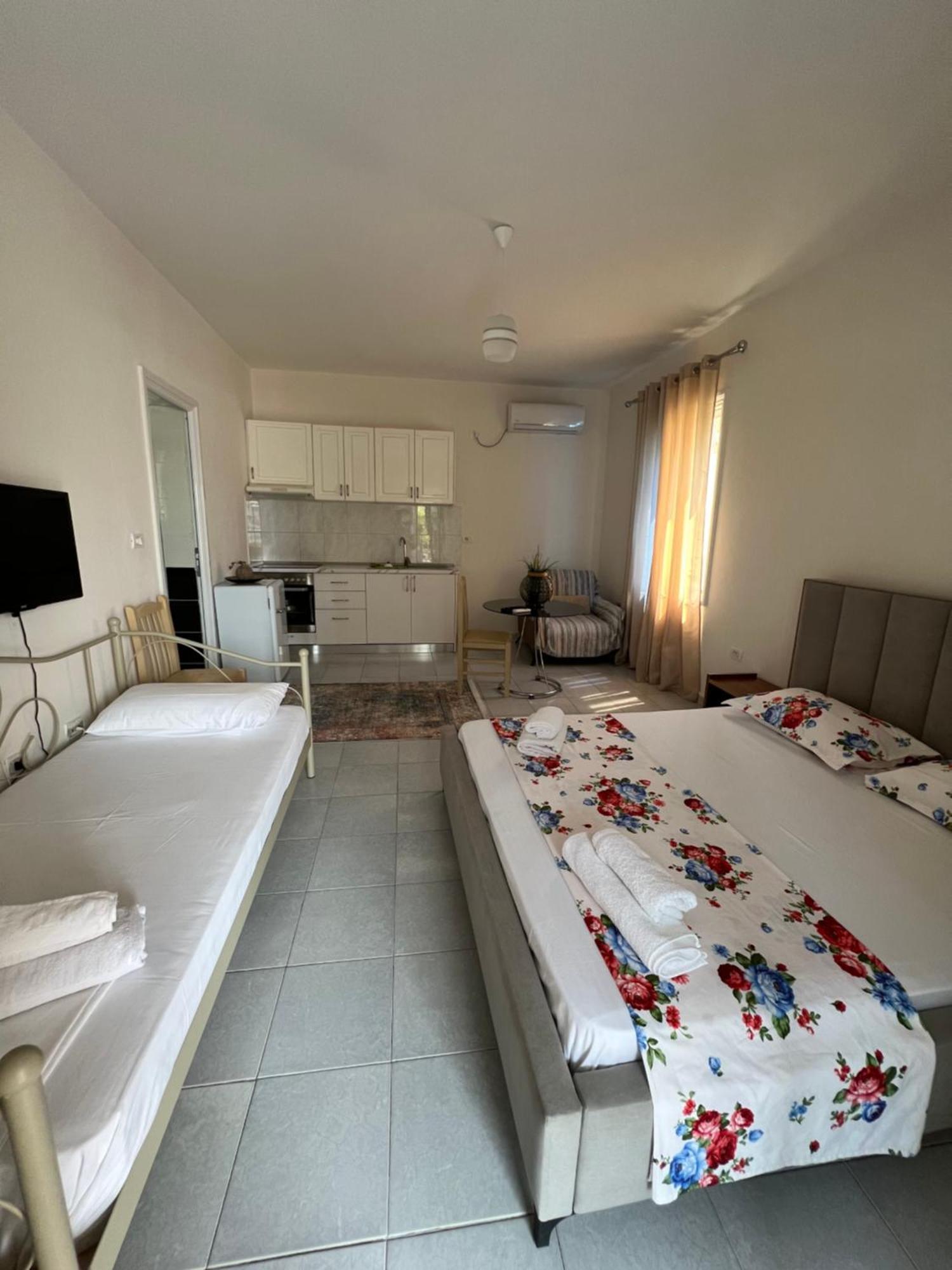 Mimi'S Apartments Вльора Екстер'єр фото
